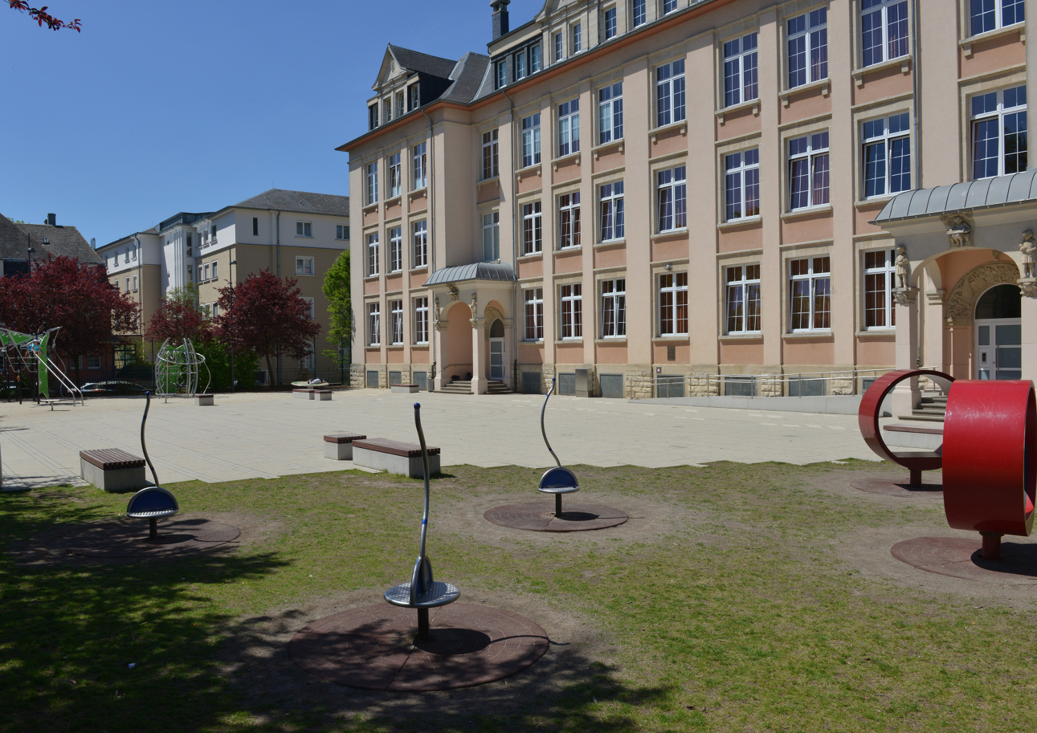 Aménagement de la cour de récréation de l'école 'Am Park' à Pétange