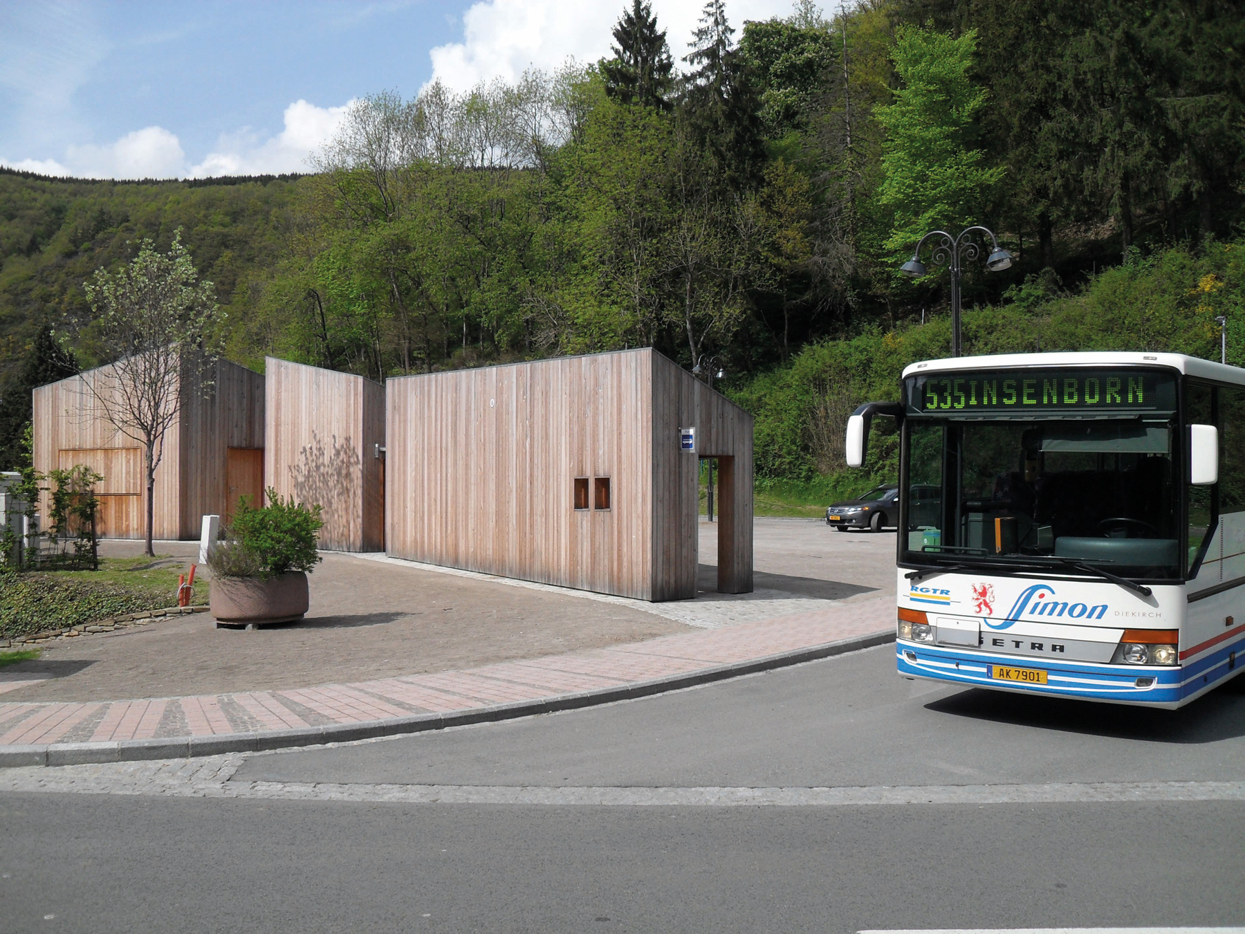ARRÊT DE BUS / BUVETTE