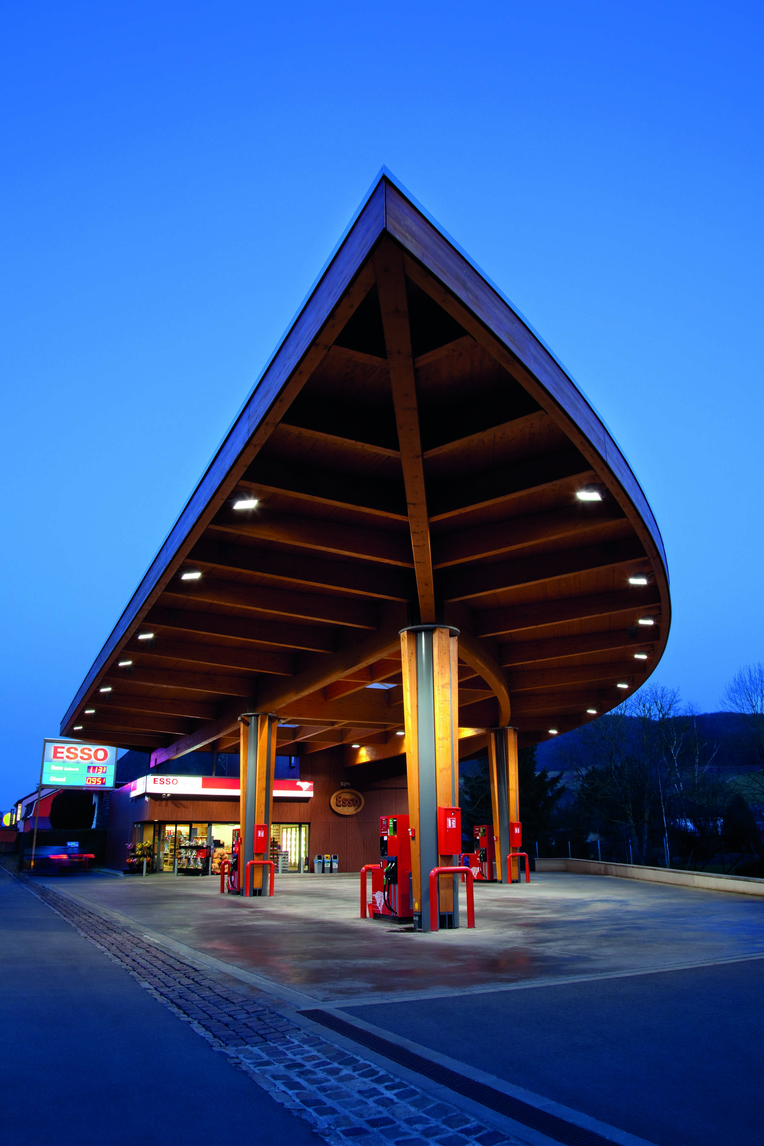 Copyright : Steve Troes Ingeldorf STATION-SERVICE