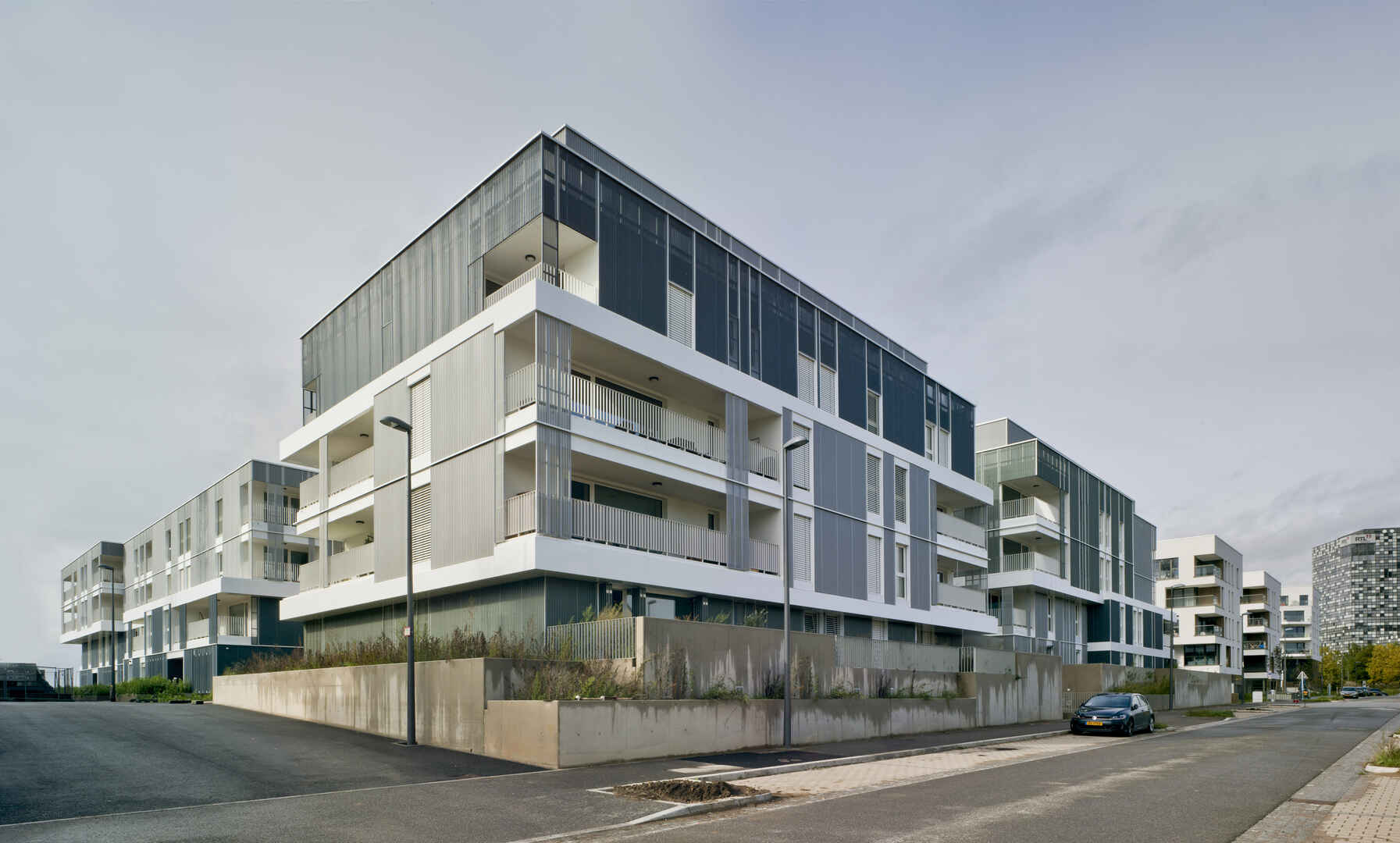 LOGEMENTS BON MARCHÉ ET ESPACES VERTS PUBLICS 